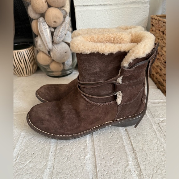 Ugg Caspia Ankle Short Shearling Leather Brown Lace Up Boots Womens Sz 8 - Picture 3 of 11